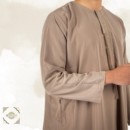 Qamis Émirati Marron – Élégance et Distinction