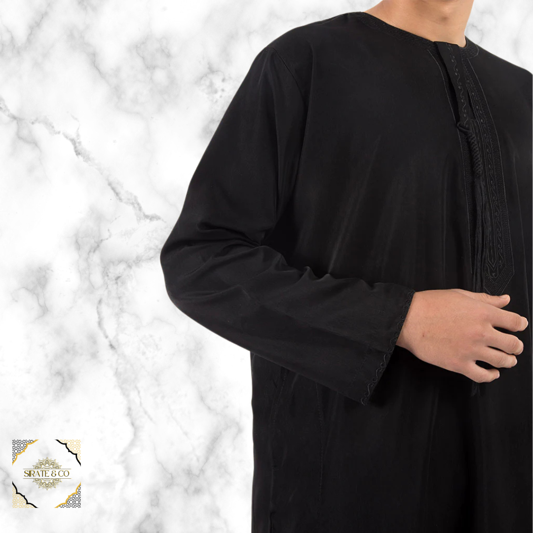 Qamis Émirati Noir – Élégance et Tradition