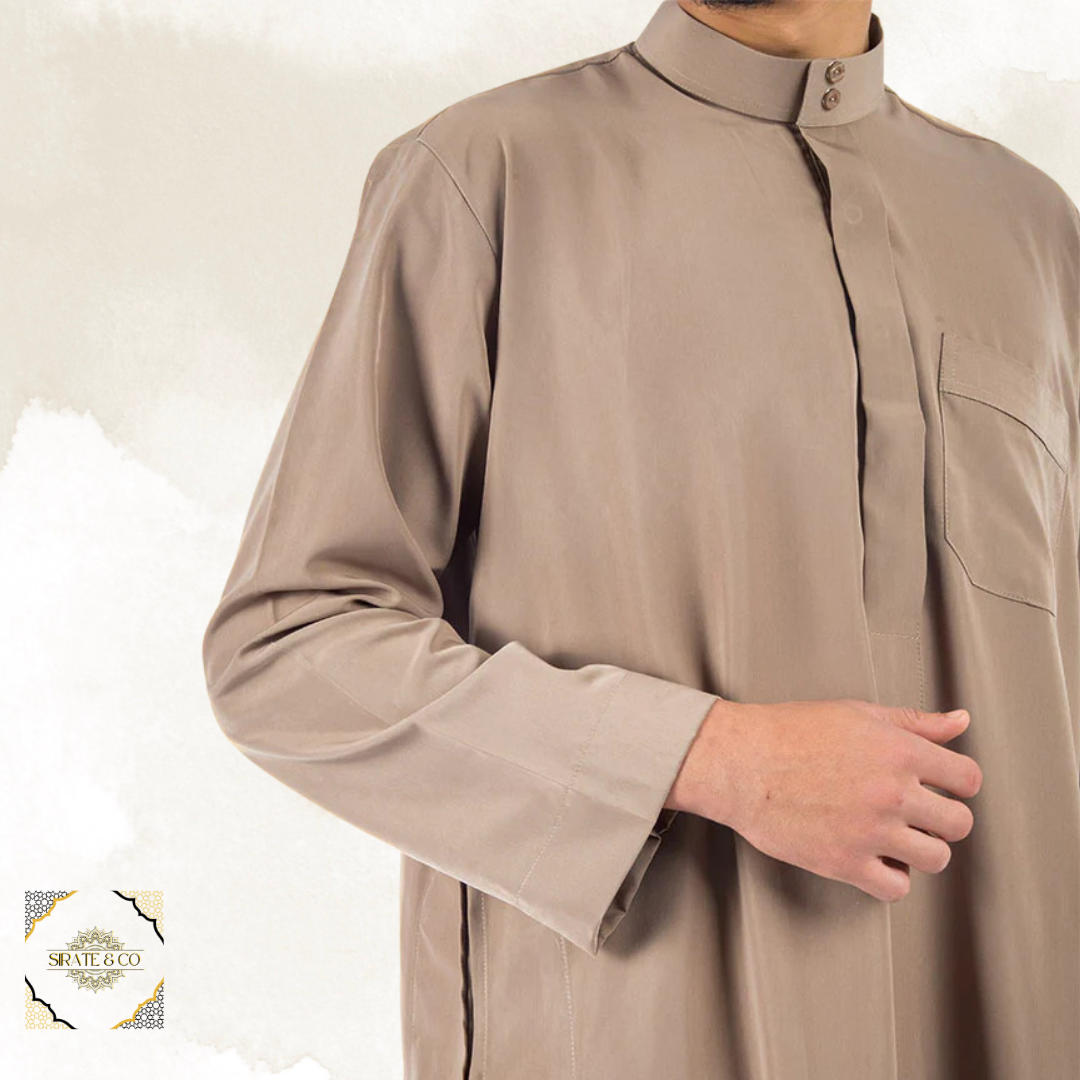 Qamis Classique Marron – Élégance et Simplicité